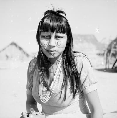 Mulher do povo Karajá confeccionando bonecas de cerâmica chamadas Ritxòkò