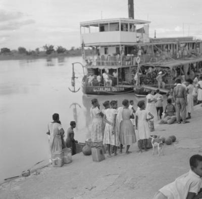 Pessoas à beira do rio São Francisco