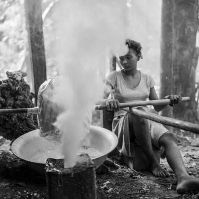 Ilha de Marajó - Mulher defumando látex