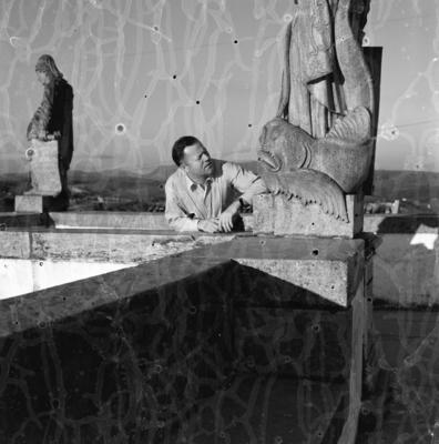 Marcel Gautherot aos pés do profeta Jonas, escultura do Aleijadinho