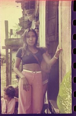 Edna de Cássia e sua família em sua casa