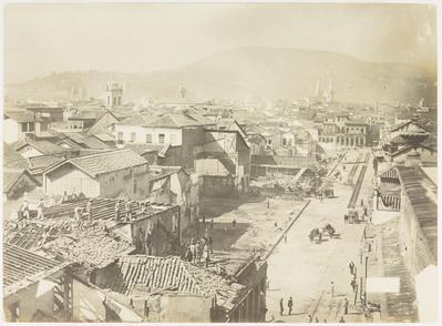 Construção da Avenida Central - obras de preparação para pavimentação; trecho em direção à Prainha (atual Praça Mauá)