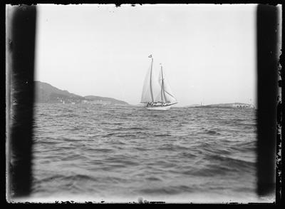 Veleiro na entrada da Baía de Guanabara.