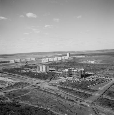 Vistas aéreas de Brasília, Esplanada dos Ministérios e Praça dos Três Poderes ao fundo.