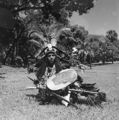 Carnaval de rua - bloco com pessoas utilizando fantasias de inspiração indígena