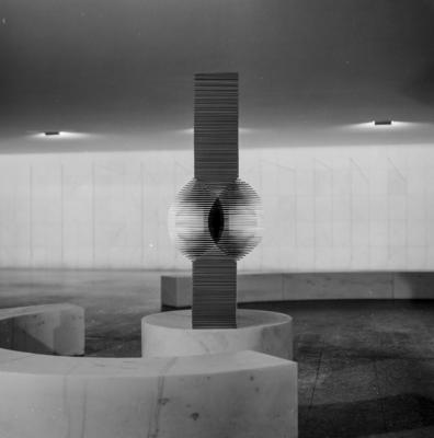 "Polivolume: Ponto de Encontro", escultura de Mary Vieira