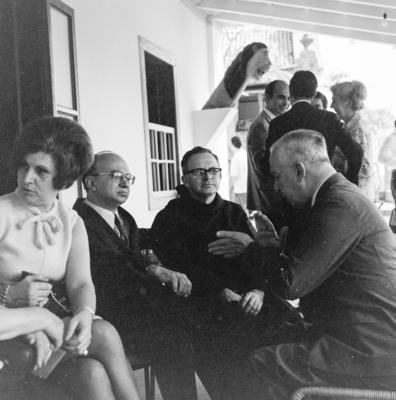 De óculos, ao lado da mulher, Josué Montello; de perfil, Pedro Calmon, no Sítio Burle Marx, na ocasião da visita de Pablo Neruda