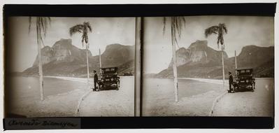 Avenida Niemeyer; ao fundo, a Pedra da Gávea