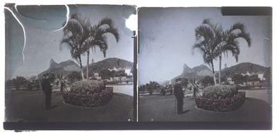 Homem em praça no bairro de Botafogo; ao fundo, o Morro do Corcovado