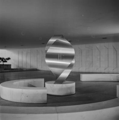 Obra da série do Polivolume de Mary Vieira