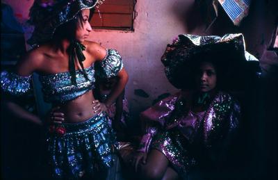 Série Mangueira - Mangueirenses em trajes verde e rosa