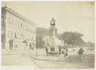 Murada da Glória; ao centro, o relógio da Glória