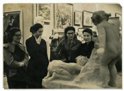 Mulheres visitam museu na Rússia