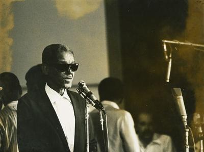 Cartola ao microfone