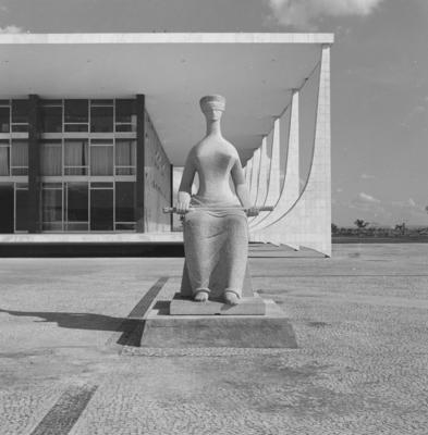 "A Justiça", escultura de Alfredo Ceschiatti