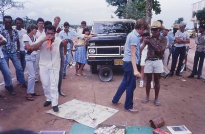Apresentação artística com cobra