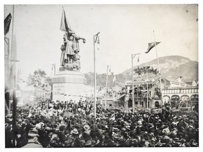 Encontro na capital brasileira sobre a Questão da Zona de Palmas, ou das Missões; ao fundo, a estátua de Pedro Álvares Cabral