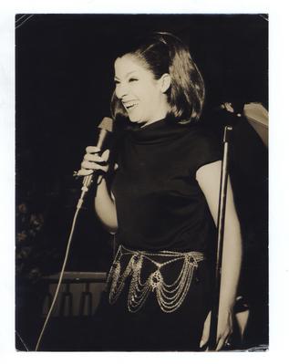 Clara Nunes ao microfone