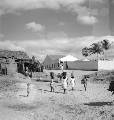 Canindé, mulheres carregando latas d´água na cabeça