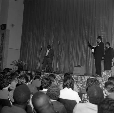 Grande Otelo no palco (à esquerda)