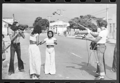 Conceição Senna, Edna de Cássia (ao centro), Jorge Bodanzky e Achim Tappen nos ensaios para o filme "Iracema: uma transa amazônica"