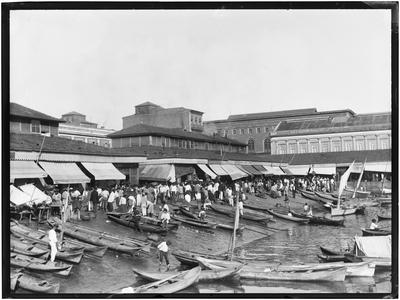 Mercado da Praia do Peixe e, ao fundo, Alfândega