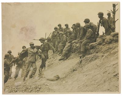 Remoção do corpo de soldado do batalhão colombiano durante ataque ao Morro 682, noroeste de Kumhwa
