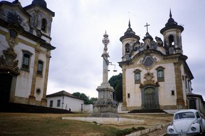 Igrejas de São Francisco de Assis e de Nossa Senhora do Carmo (à direita), com o pelourinho