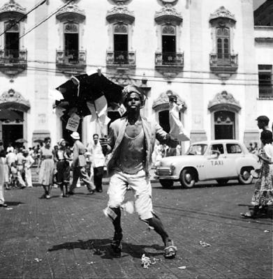 Passista de frevo no carnaval de rua de Recife