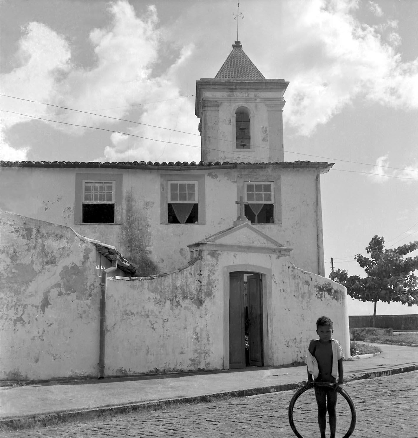 Criança defronte a igreja de Montserrat