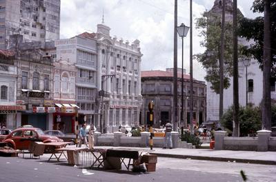Sobrados e Igreja de Nossa Senhora das Mercês (à direita)