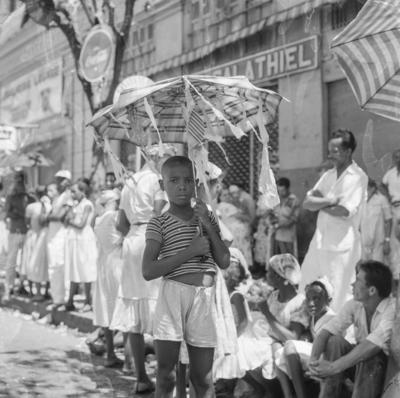 Criança assistindo ao carnaval de rua