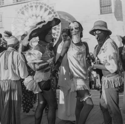 Homem fantasiado de mulher no carnaval