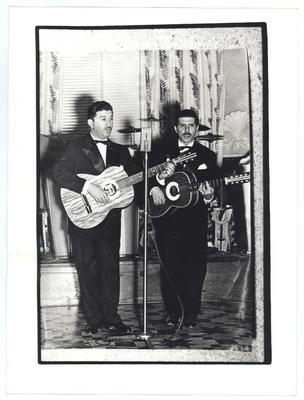 Alvarenga e Ranchinho ao microfone, com violões (reprodução)