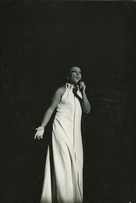 Elizeth Cardoso ao microfone