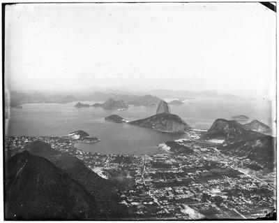 Vista da Baía de Guanabara, do Pão de Açúcar e do bairro de Botafogo a partir do Corcovado