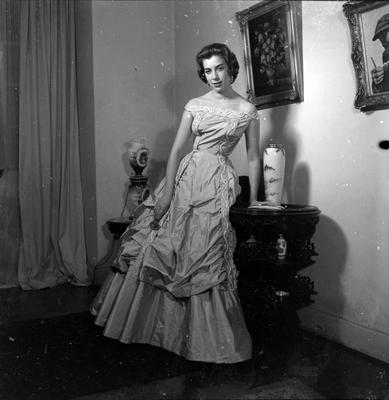 Isabel Taliberti com vestido de baile