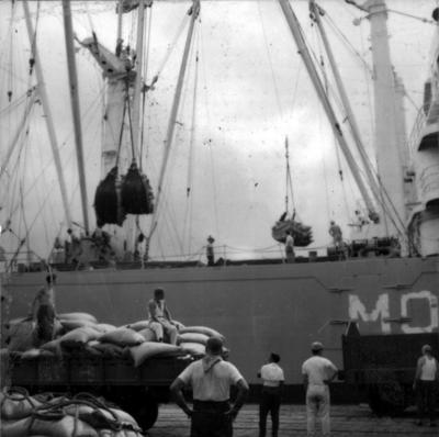 Desembarque de carga no Porto de Santos