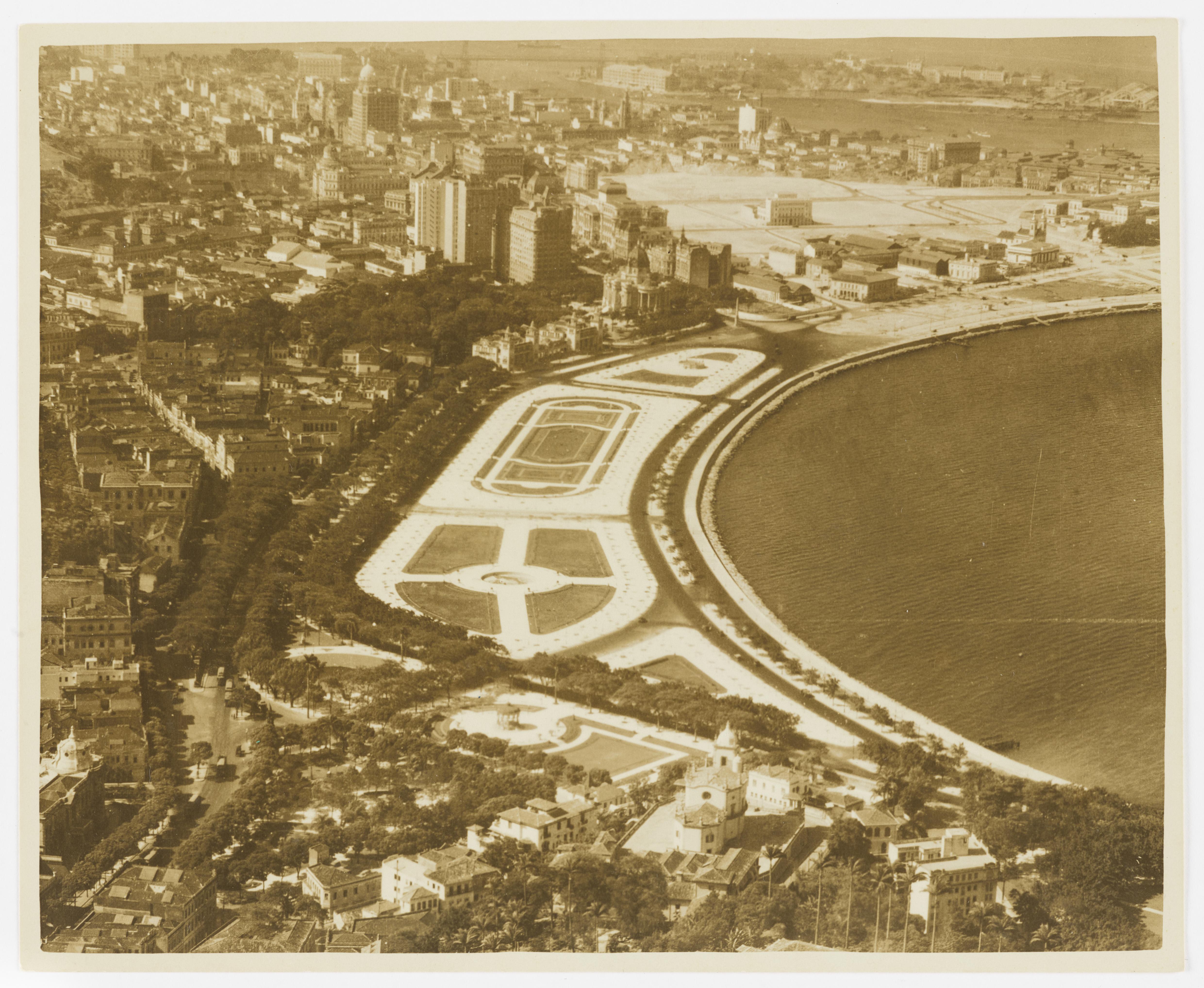Vista aérea da Glória e do Centro; Praça Paris (ao centro) e a Igreja de Nossa Senhora da Glória do Outeiro (na parte inferior)