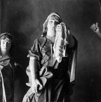 Via Crucis, Passos da Paixão, esculturas de Aleijadinho, cena do Passo da Cruz às costas, mulher de Jerusalém com criança e mulher chorosa