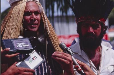 Homens durante entrevista