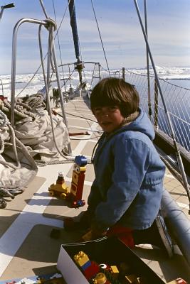 Igor Belli brinca com brinquedos LEGO