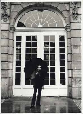 Baden Powell com guarda-chuva