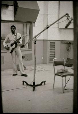 Jorge Ben Jor com o violão em estúdio (reprodução)