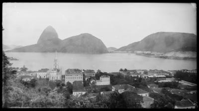 Panorama da enseada de Botafogo; destaque para o morro do Pão de Açúcar