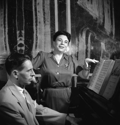 Gabriella Besanzoni Lage e seus convidados durante sarau