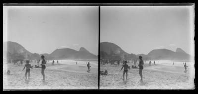 Banhistas na Praia de Copacabana