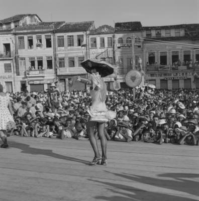 Homem fantasiado de mulher no carnaval