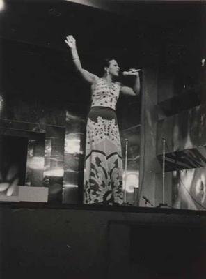 Elizeth Cardoso ao microfone