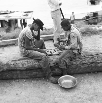 Meninos jogando damas às margens do Rio São Francisco